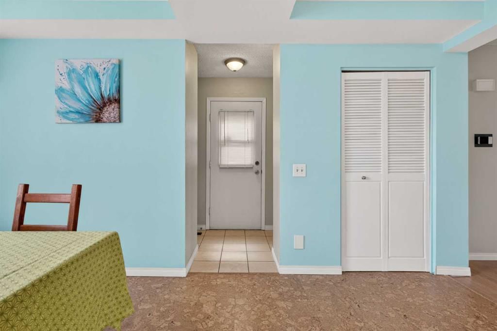 42 Berwick Rise NW, Calgary — photo 5 of 39