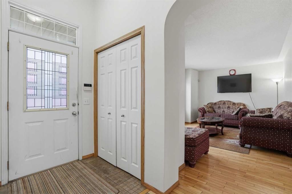 7816 Martha's Haven Park NE, Calgary — photo 4 of 34