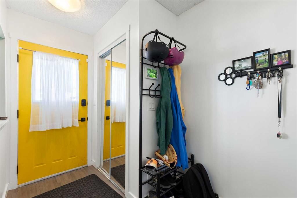 21 Mckernan Road SE, Calgary — photo 5 of 33