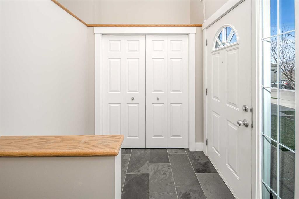 10514 Rockyledge Street NW, Calgary — photo 2 of 31