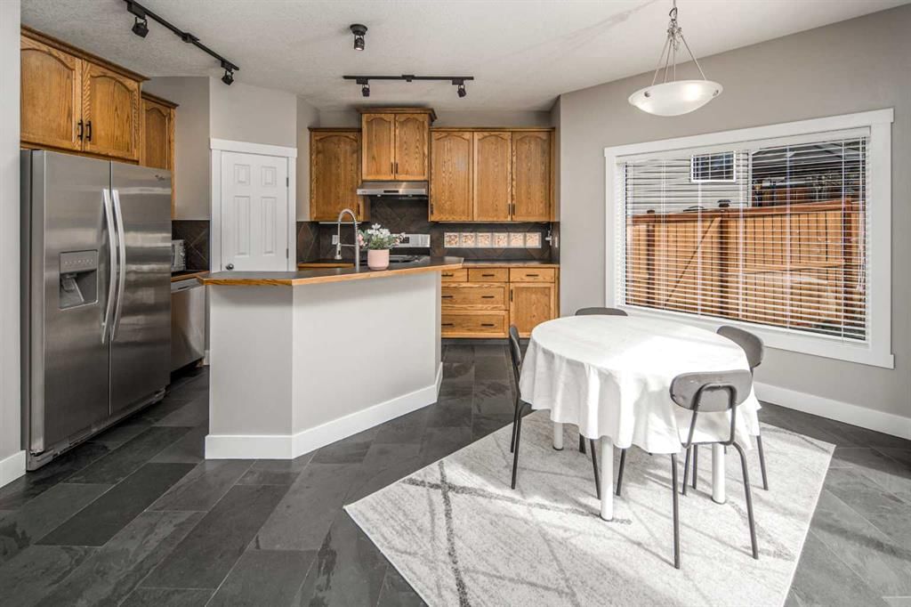 10514 Rockyledge Street NW, Calgary — photo 3 of 31
