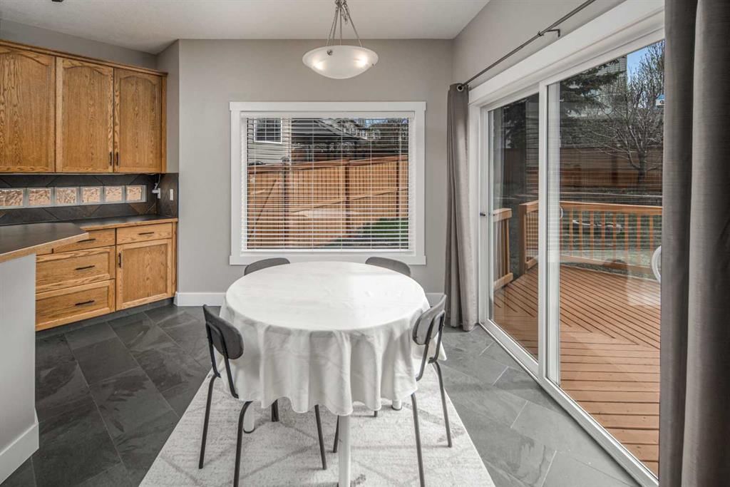 10514 Rockyledge Street NW, Calgary — photo 4 of 31