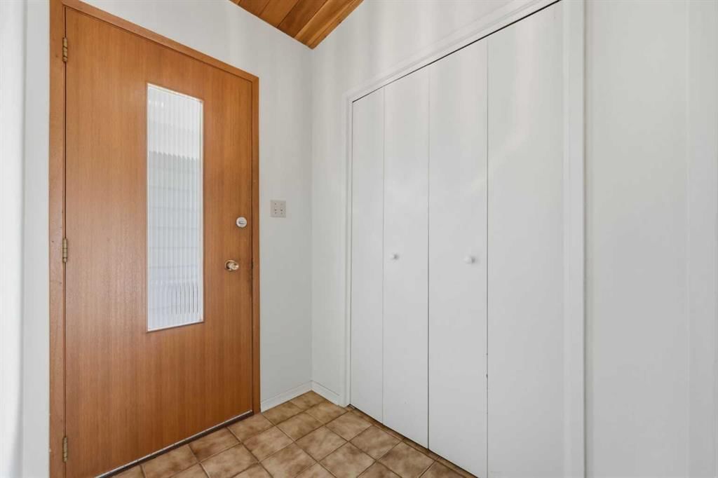 6107 Longmoor Way SW, Calgary — photo 2 of 37