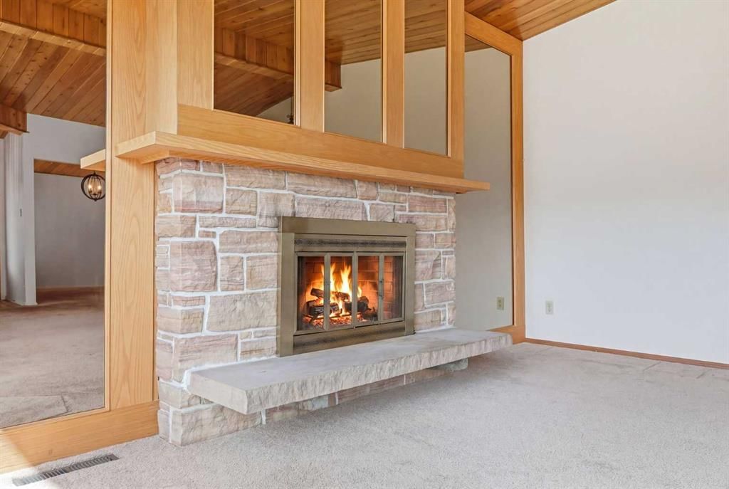 6107 Longmoor Way SW, Calgary — photo 5 of 37