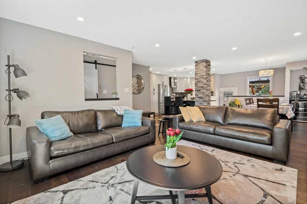 3912 40 Avenue NW, Calgary — photo 4 of 32