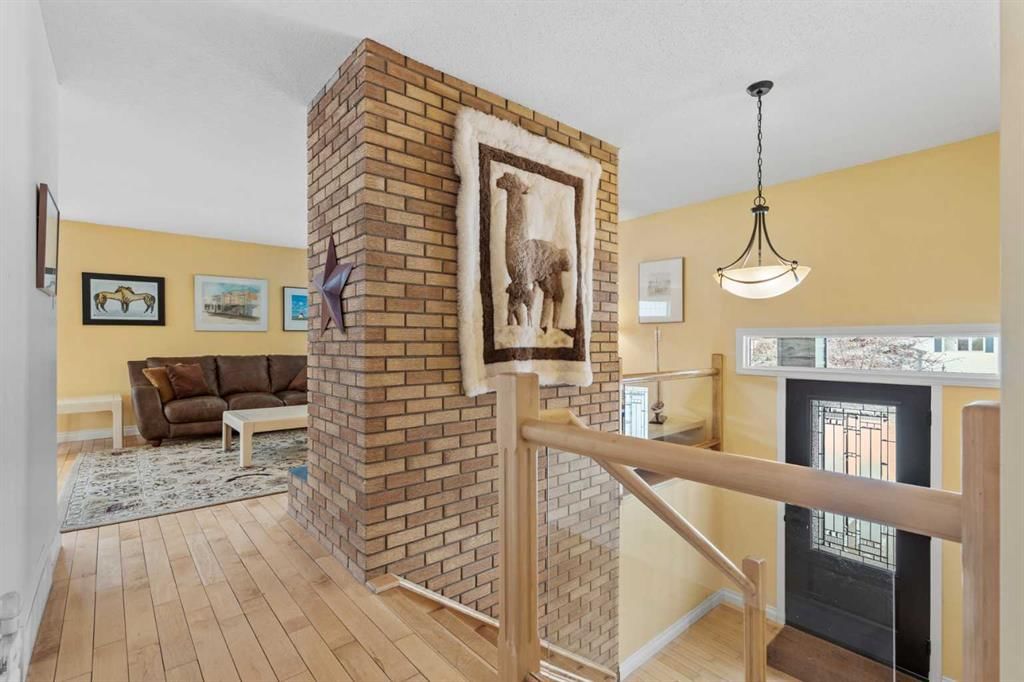 660 Oakwood Place SW, Calgary — photo 3 of 46