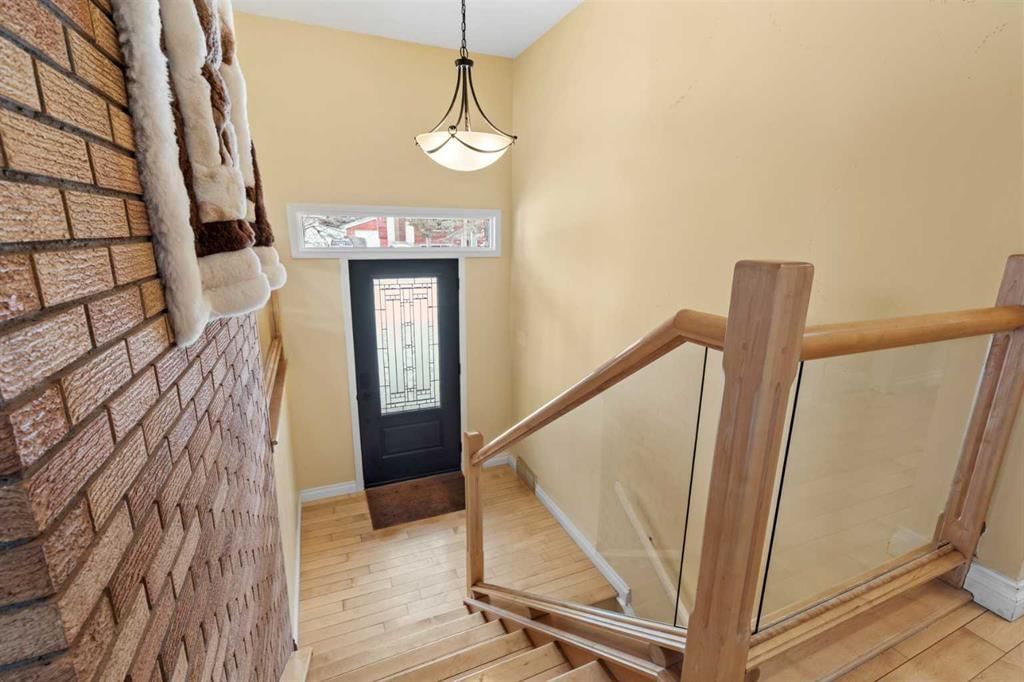 660 Oakwood Place SW, Calgary — photo 4 of 46