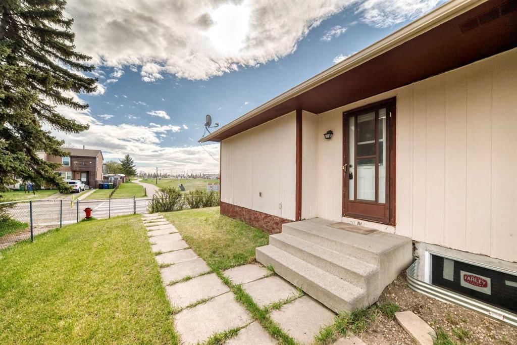 703 58 Street SE, Calgary — photo 3 of 30