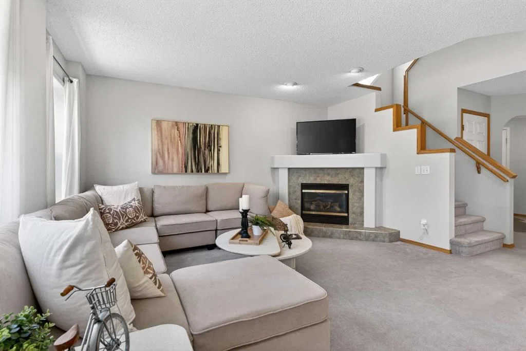 438 Bridlecreek Green SW, Calgary — photo 4 of 37