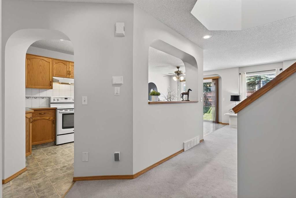 438 Bridlecreek Green SW, Calgary — photo 5 of 37