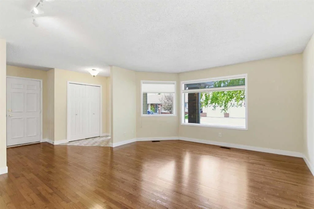 34 Vandoos Gardens NW, Calgary — photo 3 of 43