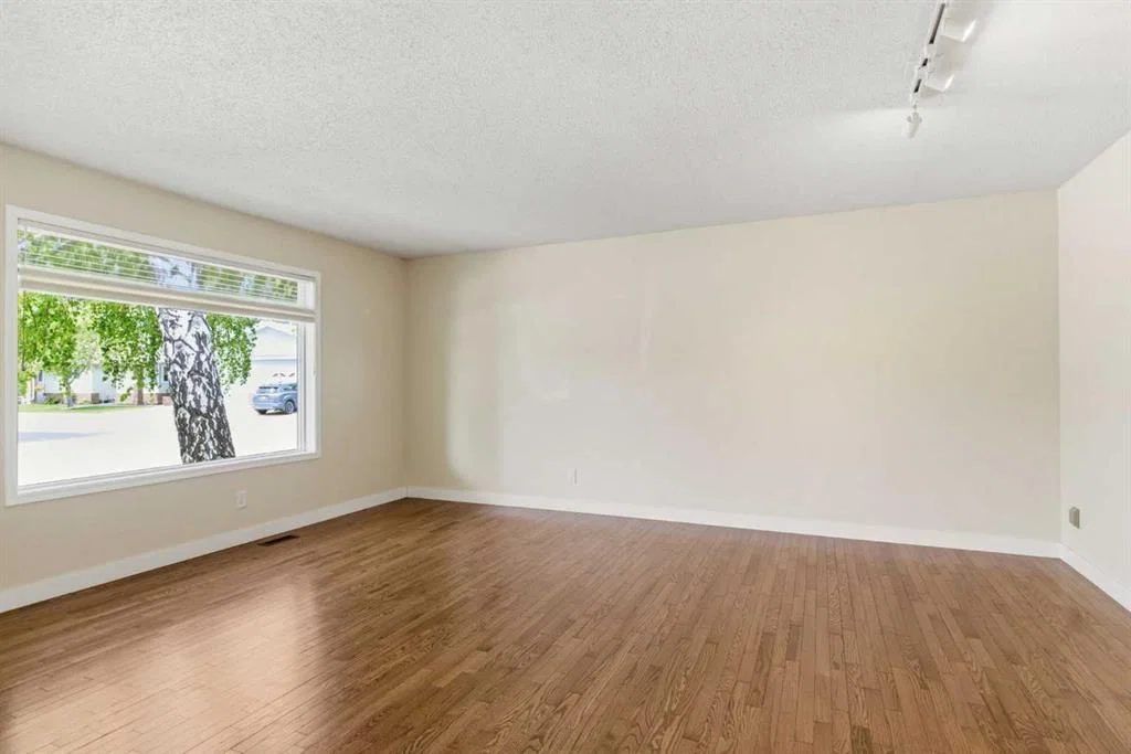 34 Vandoos Gardens NW, Calgary — photo 5 of 43