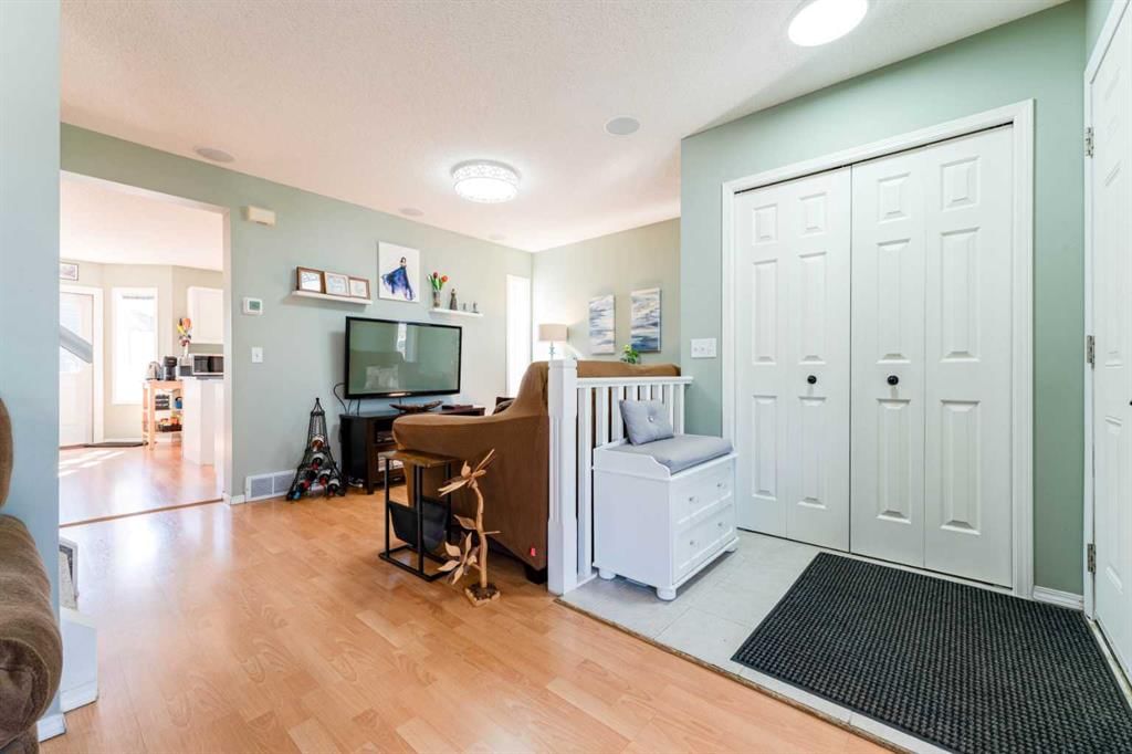 198 Somerside Park SW, Calgary — photo 4 of 50