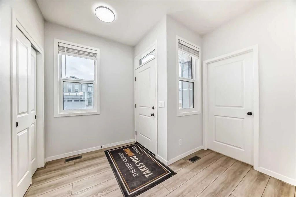 212 Lucas Place NW, Calgary — photo 5 of 50