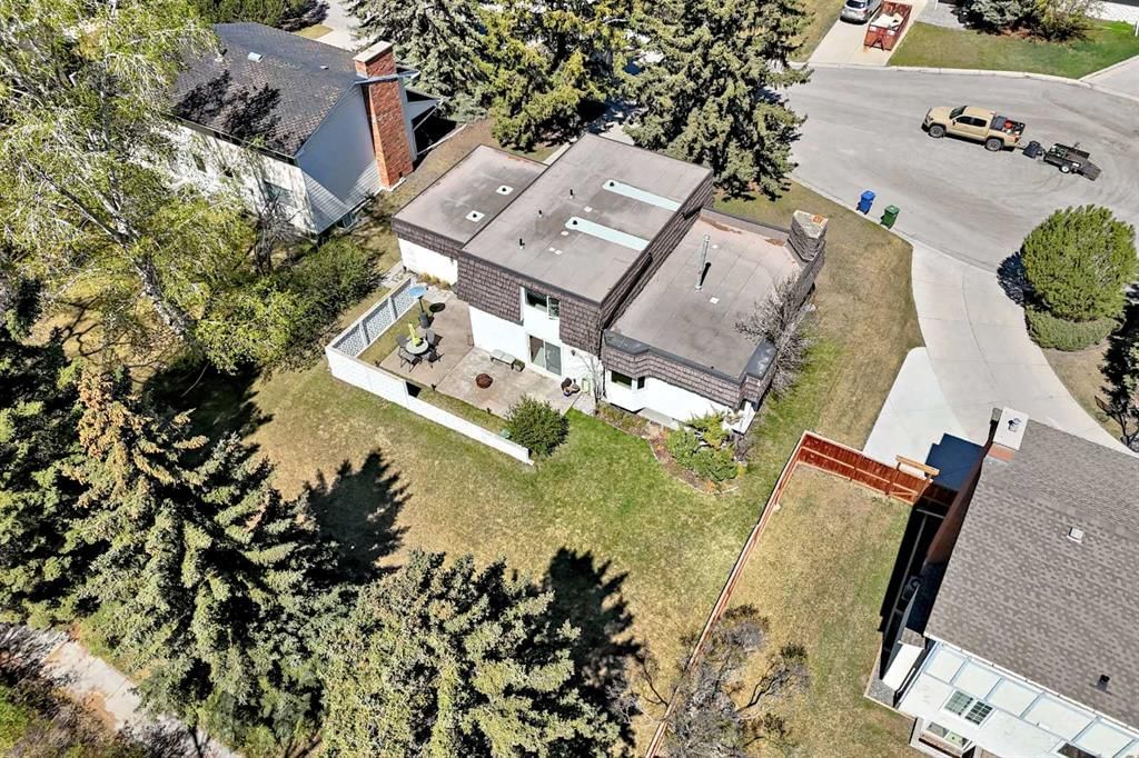 8 Varbrook Place NW, Calgary — photo 2 of 39