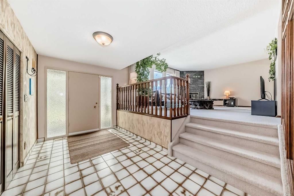 8 Varbrook Place NW, Calgary — photo 4 of 39