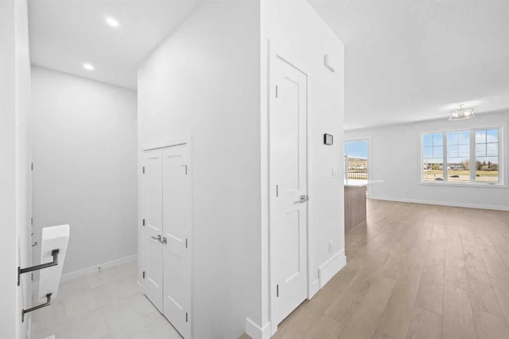 131 Greenwich Drive NW, Calgary — photo 5 of 48