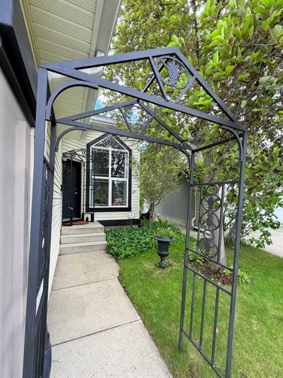 132 Somercrest Close SW, Calgary — photo 3 of 23