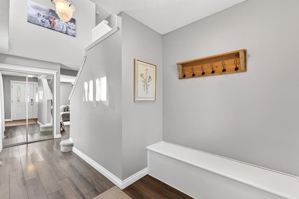 35 Crestmont Drive SW, Calgary — photo 4 of 37