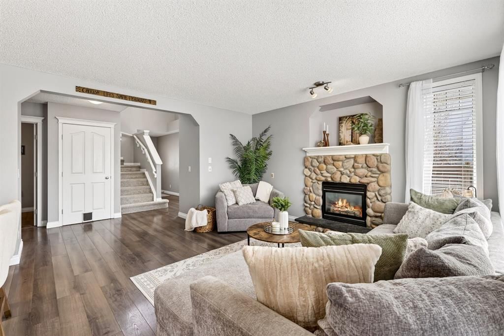 35 Crestmont Drive SW, Calgary — photo 5 of 37