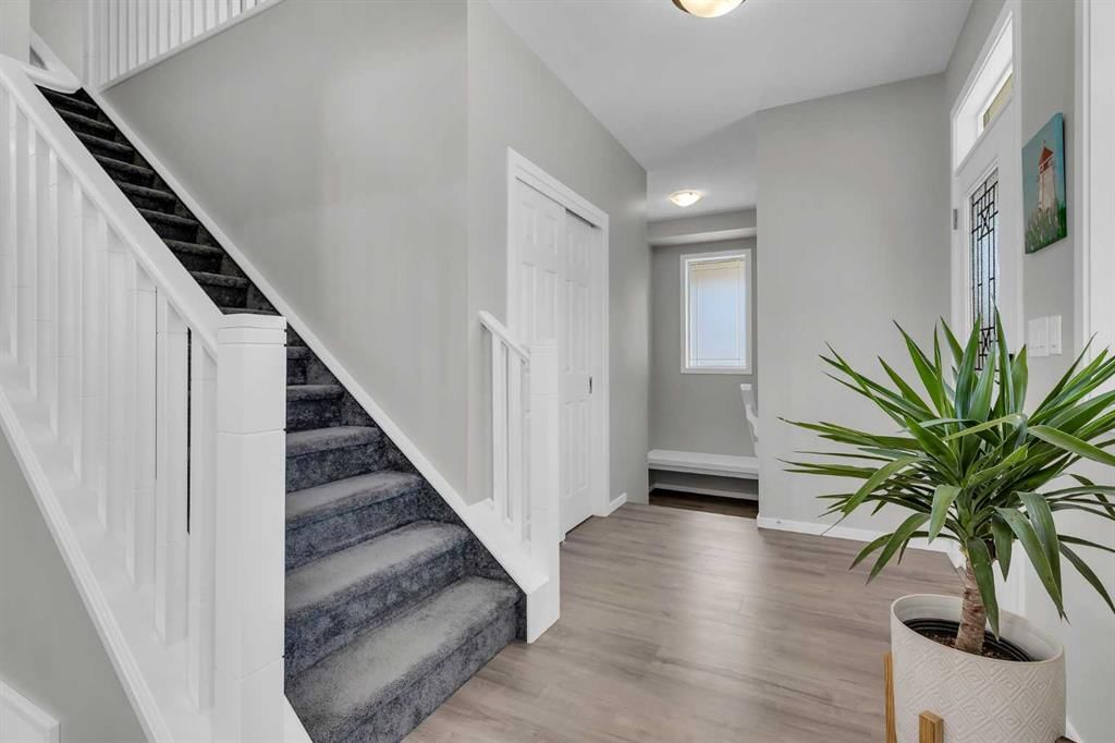 28 Carringwood Close NW, Calgary — photo 4 of 50
