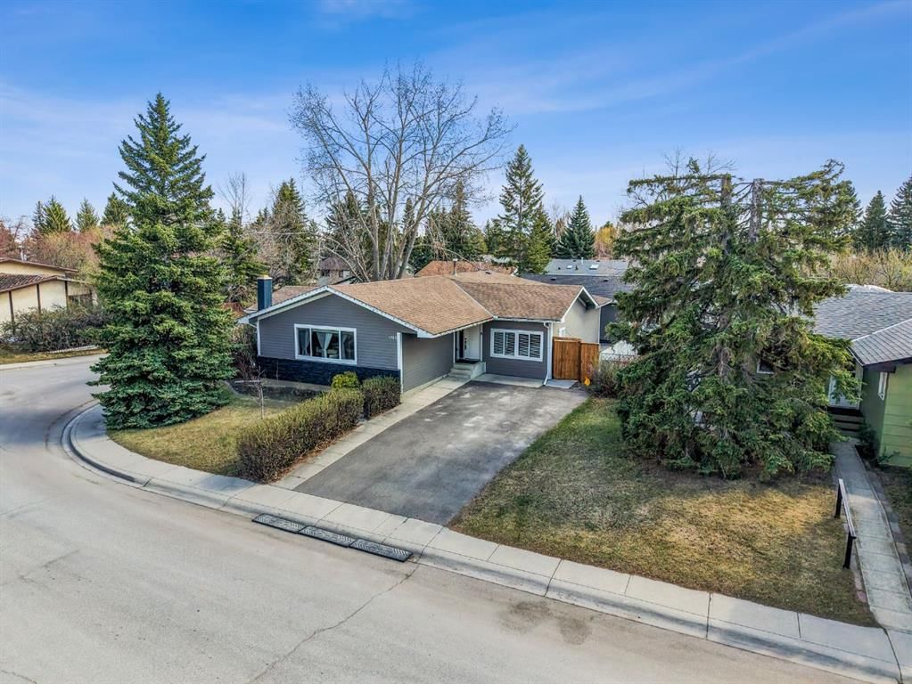 1703 110 Avenue SW, Calgary — photo 3 of 50