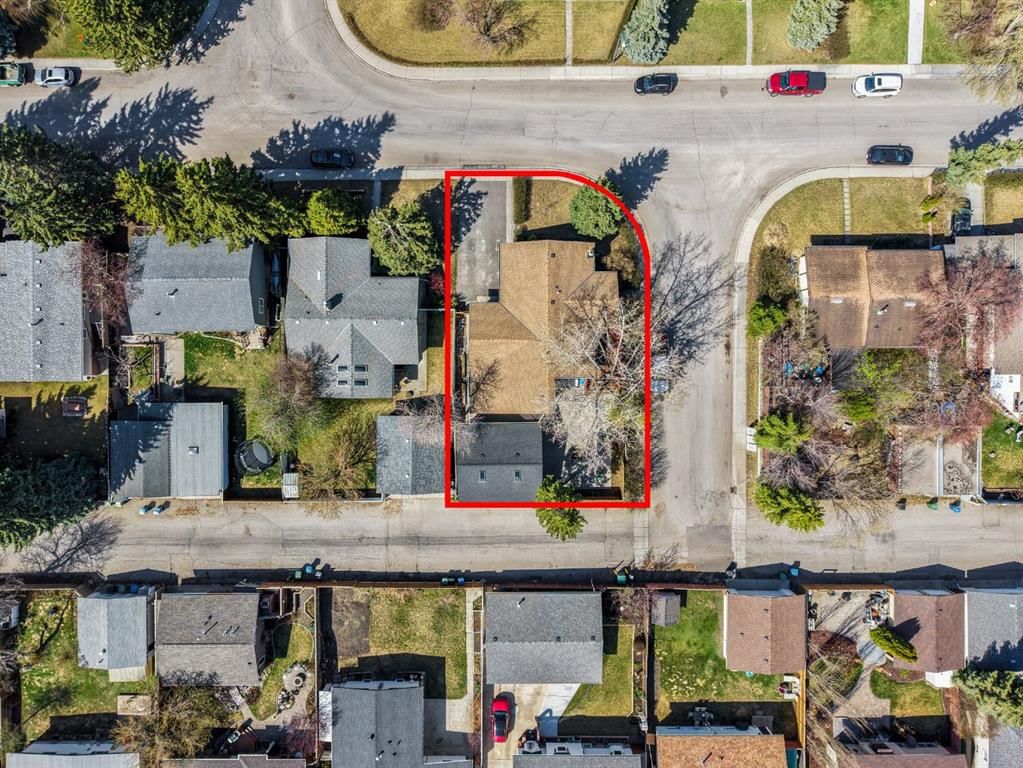 1703 110 Avenue SW, Calgary — photo 4 of 50