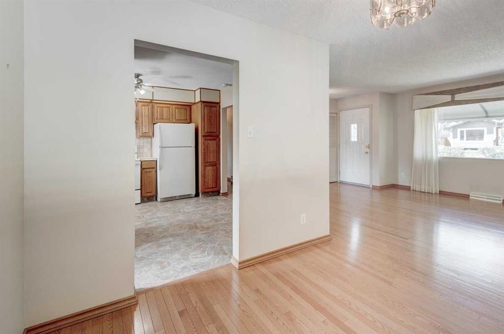 9728 Alberni Road SE, Calgary — photo 4 of 20