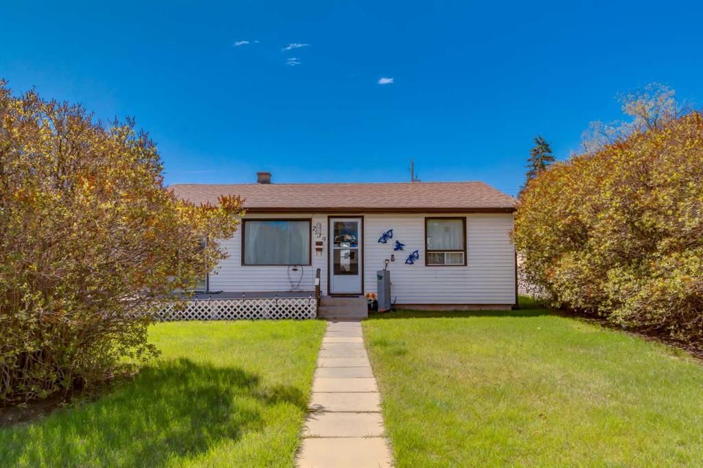 7939 47 Avenue NW, Calgary — photo 5 of 13