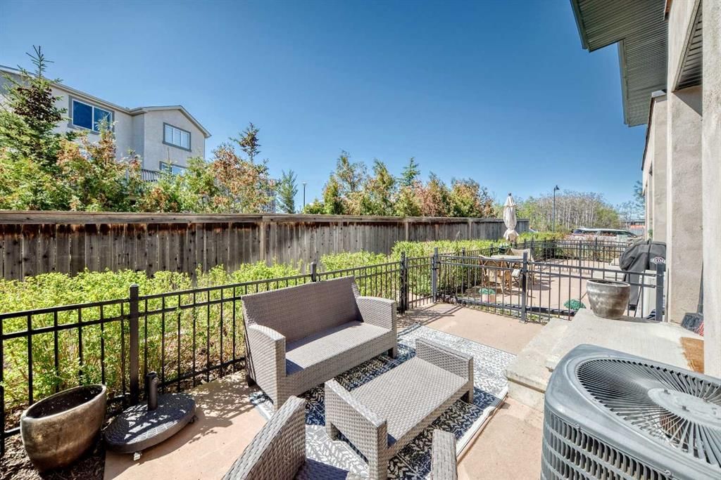 25 Aspen Hills Terrace SW, Calgary — photo 3 of 20