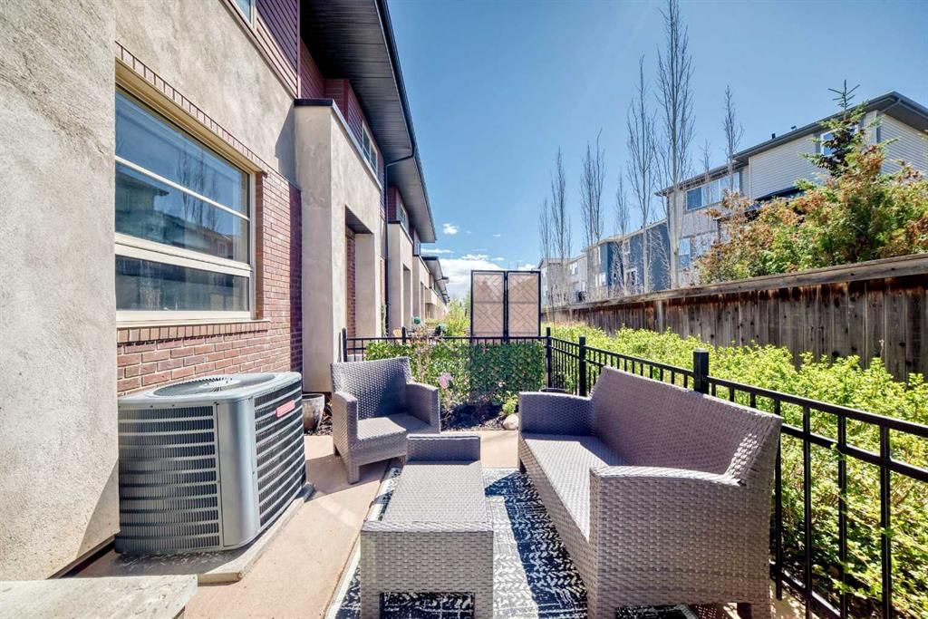 25 Aspen Hills Terrace SW, Calgary — photo 4 of 20