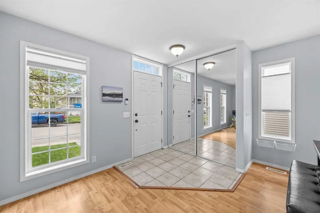 99 Hidden Crescent NW, Calgary — photo 3 of 46