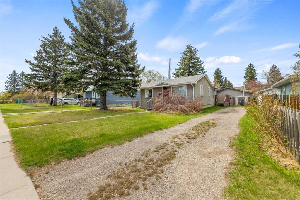 6435 34 Avenue NW, Calgary — main listing photo