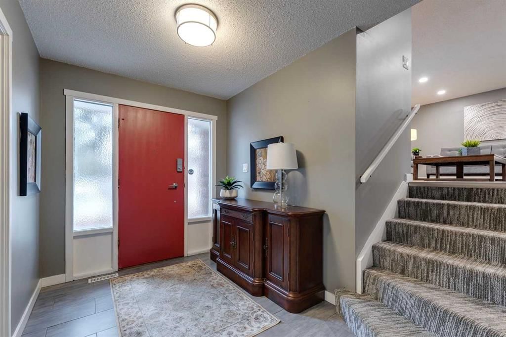 4023 Varmoor Road NW, Calgary — photo 2 of 43