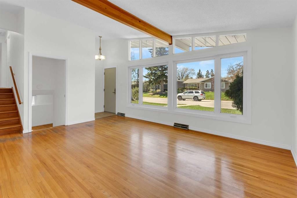 827 Maplewood Crescent SE, Calgary — photo 4 of 41
