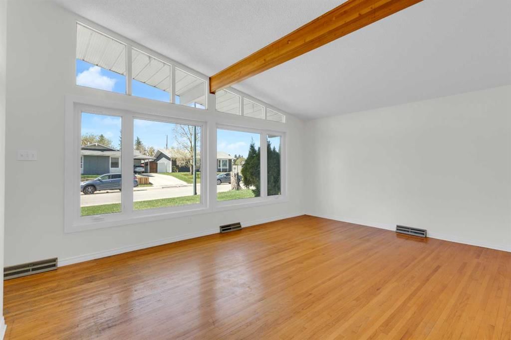 827 Maplewood Crescent SE, Calgary — photo 5 of 41