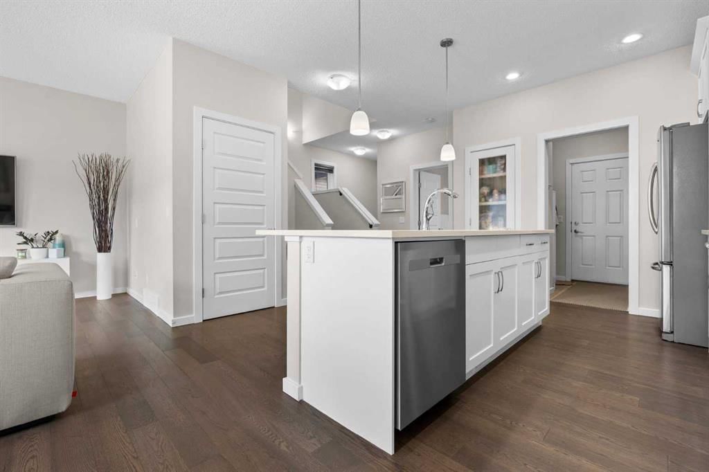 567 Evansborough Way NW, Calgary — photo 4 of 44