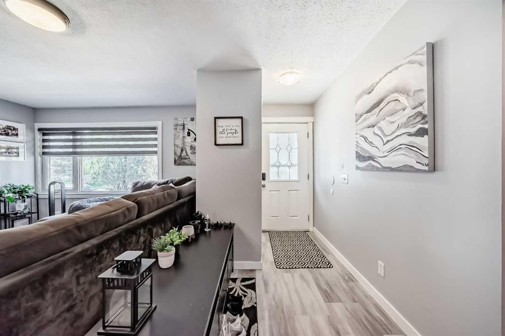 447 Malvern Close NE, Calgary — photo 4 of 28