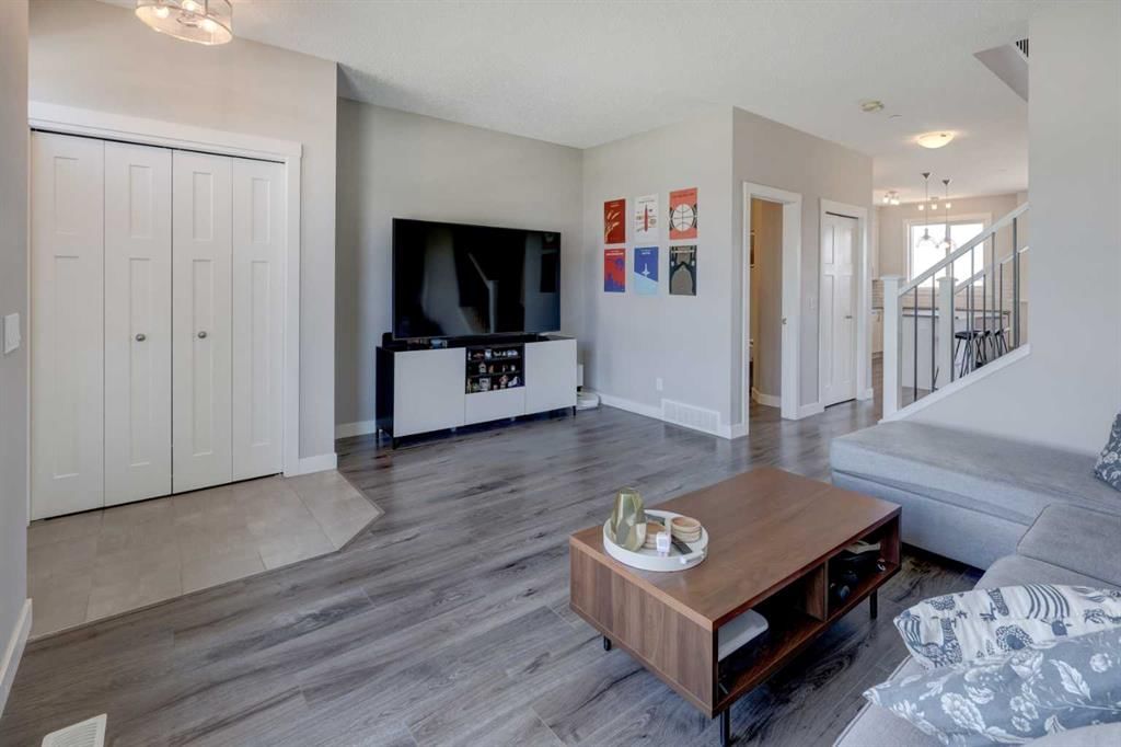 760 Livingston Hill NE, Calgary — photo 4 of 44