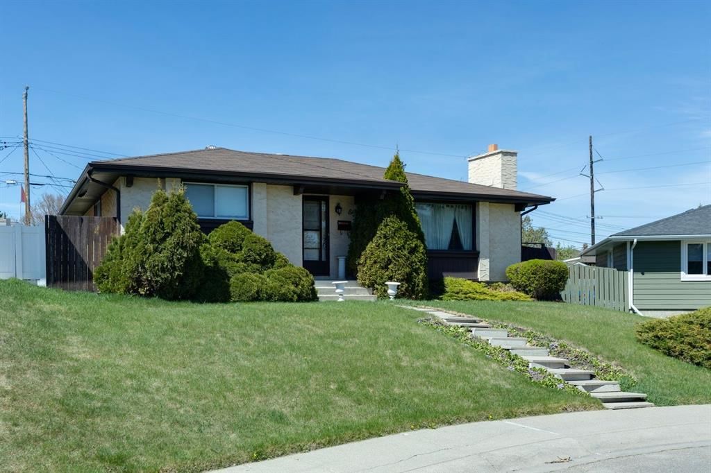 1132 Hunterston Hill NW, Calgary — main listing photo
