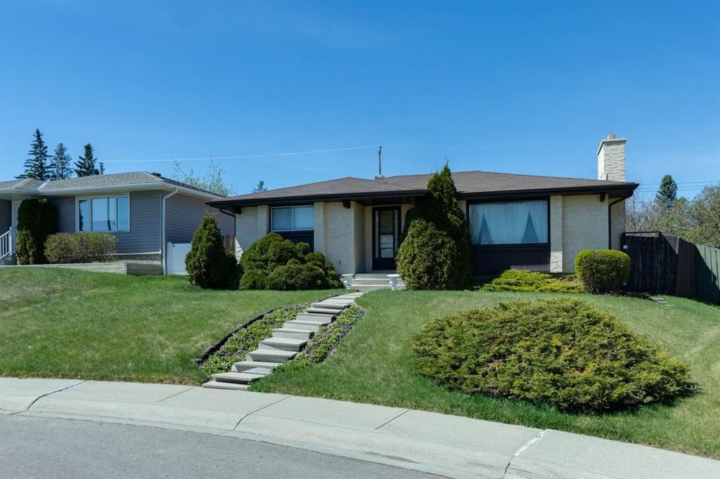 1132 Hunterston Hill NW, Calgary — photo 3 of 40