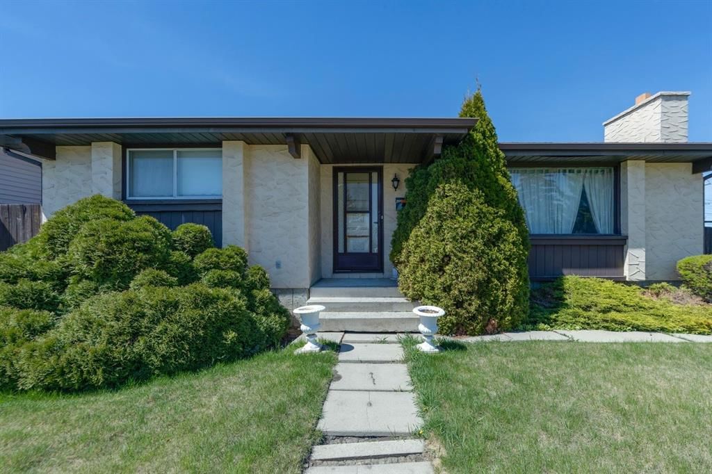 1132 Hunterston Hill NW, Calgary — photo 4 of 40