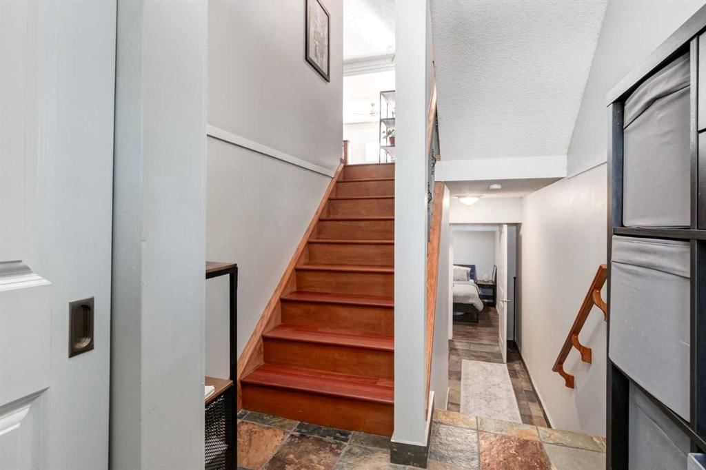 16, 5019 46 Avenue SW, Calgary — photo 3 of 37