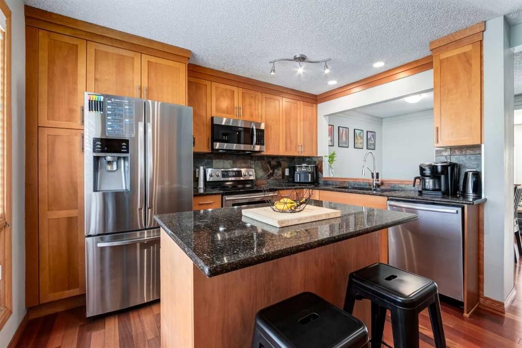 16, 5019 46 Avenue SW, Calgary — photo 5 of 37