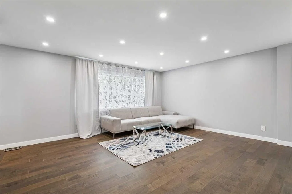 427 96 Avenue SE, Calgary — photo 4 of 50