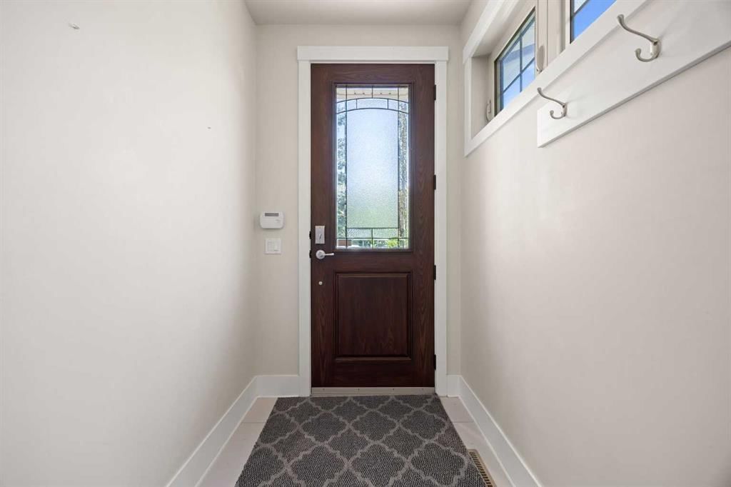 729 4 Street NW, Calgary — photo 4 of 50