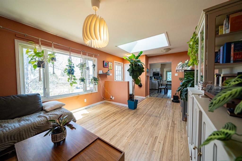 4627 29 Avenue NW, Calgary — photo 4 of 23
