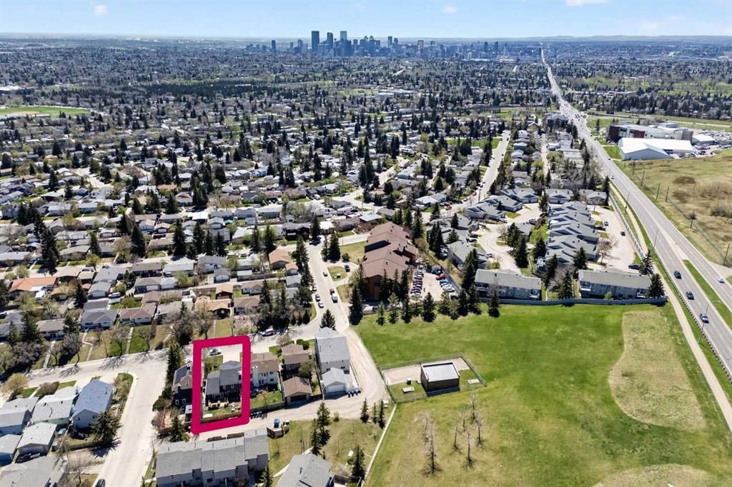 1328 48 Avenue NW, Calgary — photo 4 of 37