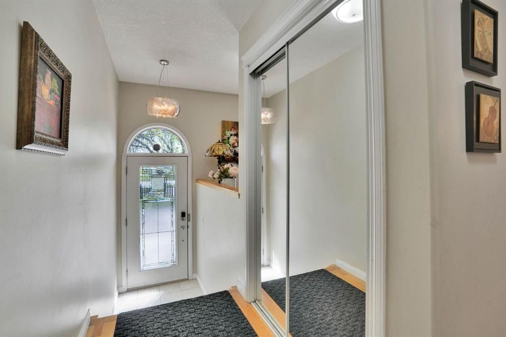 1650 Westmount Boulevard NW, Calgary — photo 4 of 50