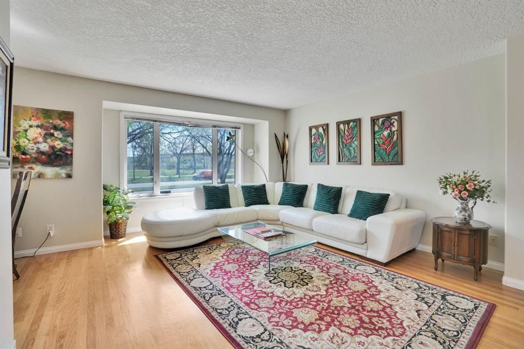 1650 Westmount Boulevard NW, Calgary — photo 5 of 50